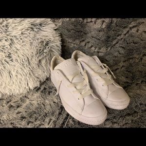 Girls Leather Converse size 4Y-LIKE NEW!💕